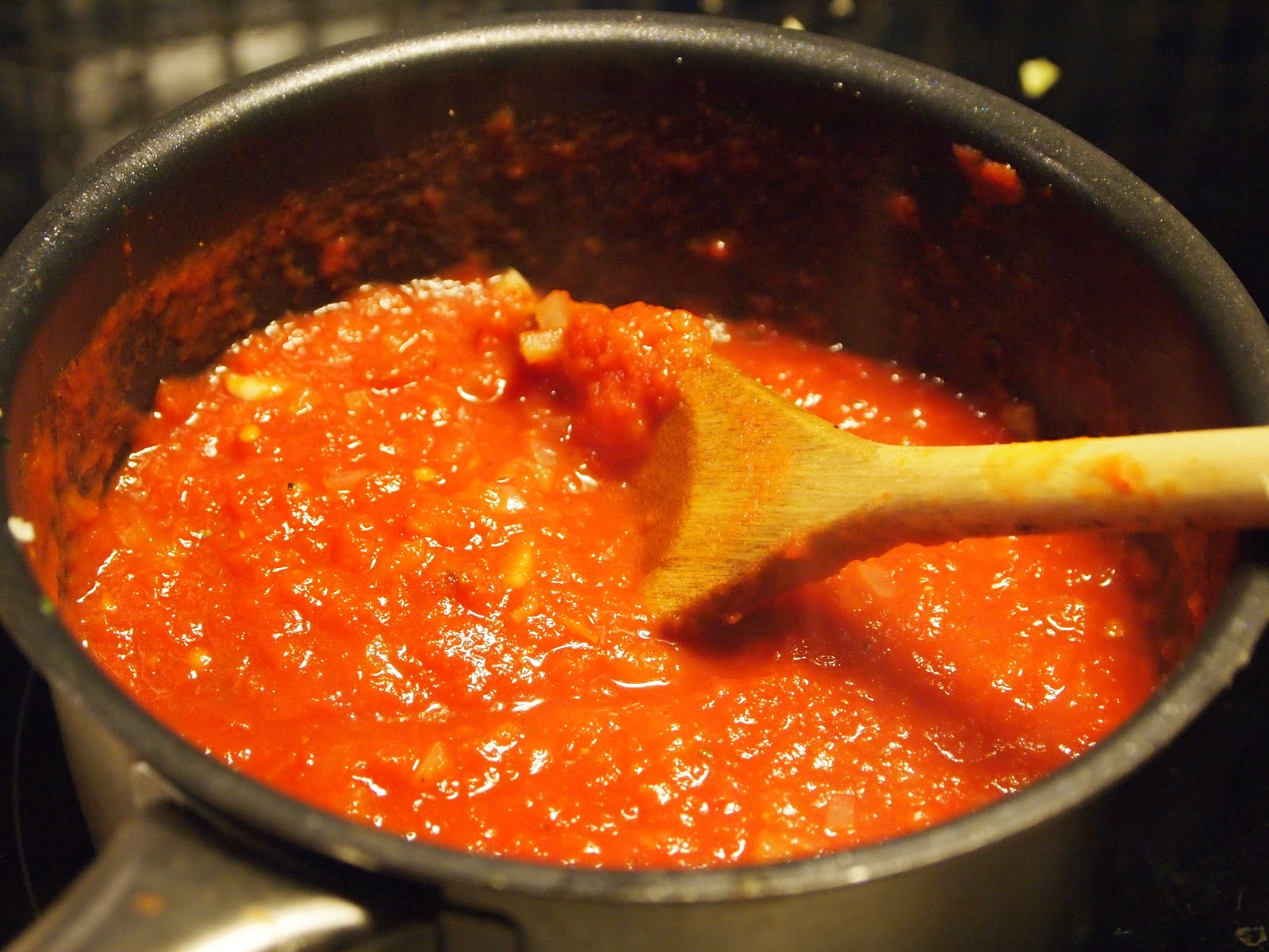 >Kalvfrikadeller med tomatsås och spagetti DinVinguide