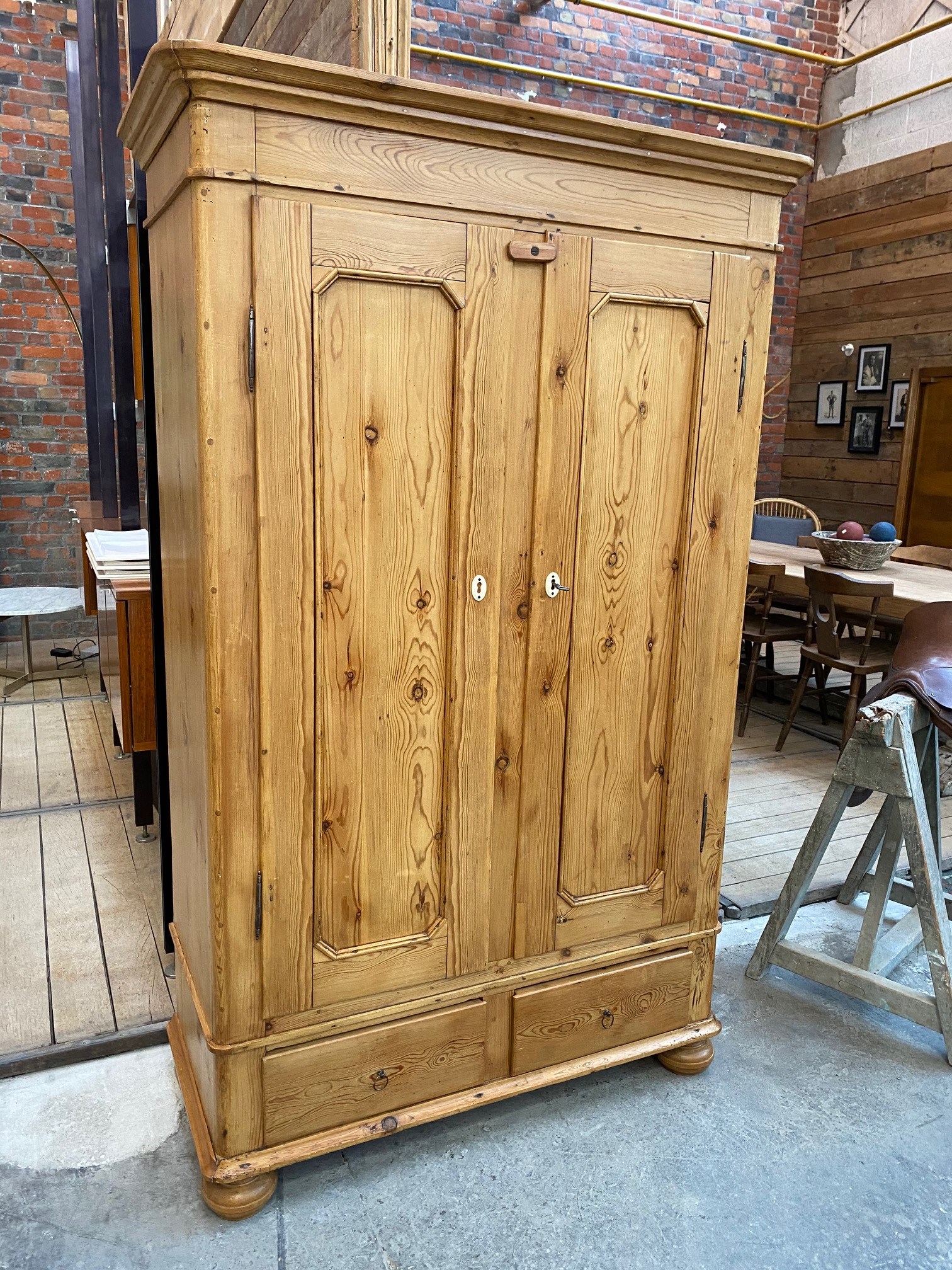 Ancienne armoire en sapin Nord Factory