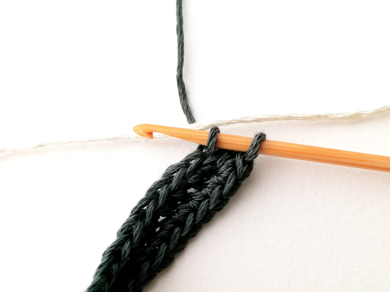 How to introduce yarn in tapestry crochet Nordic Hook