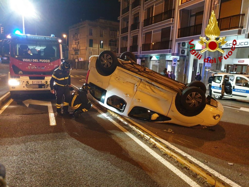 Brutto incidente a Messina auto si ribalta sul Boccetta. Un ferito
