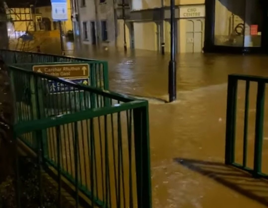 Police warn people 'driving to see the floods' as rest centres open in St Asaph and Ruthin