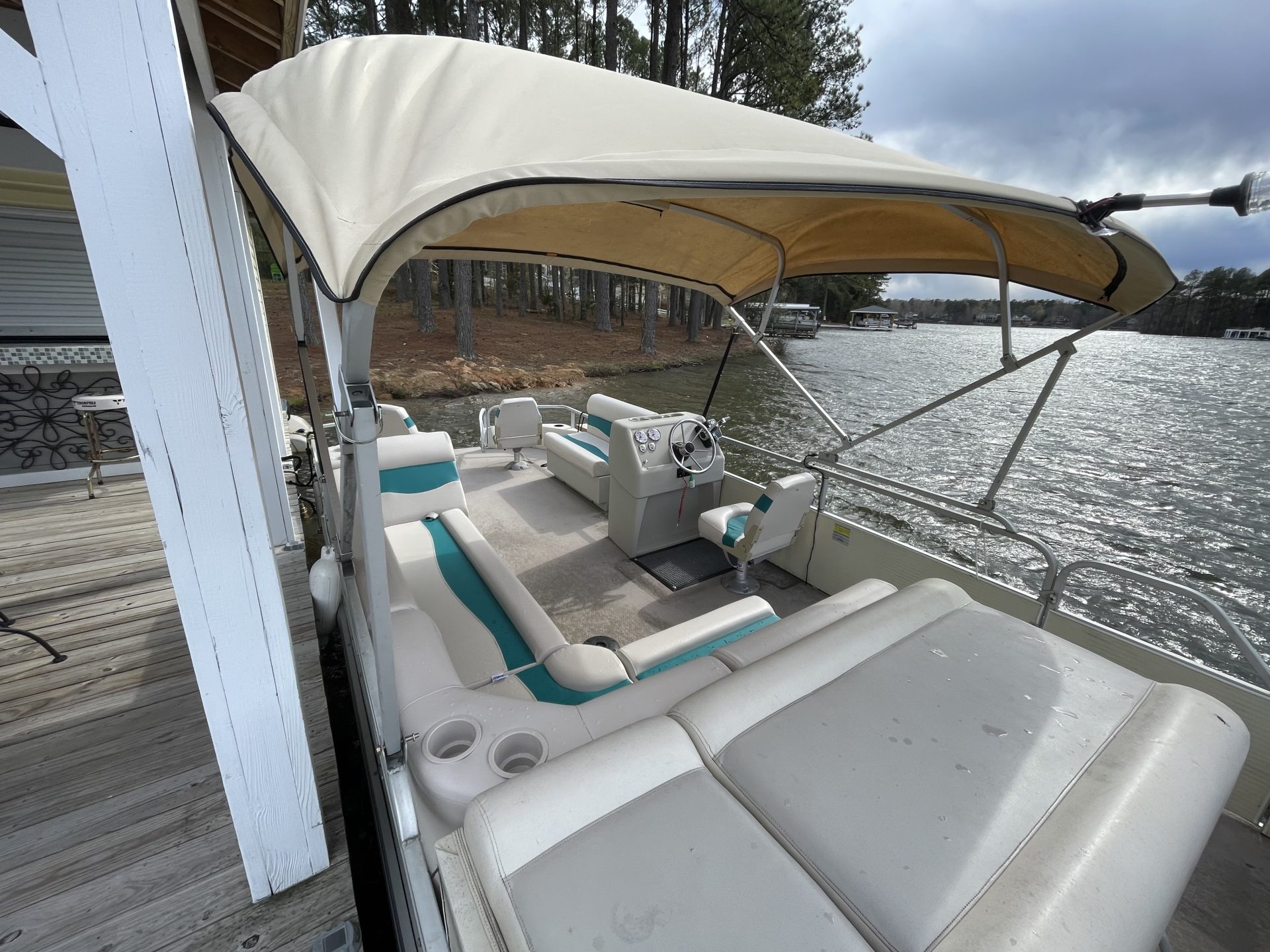 24′ VOYAGER 30 HP FISHING **SUPER GAS SAVER** DAILY BOAT RENTAL Lake