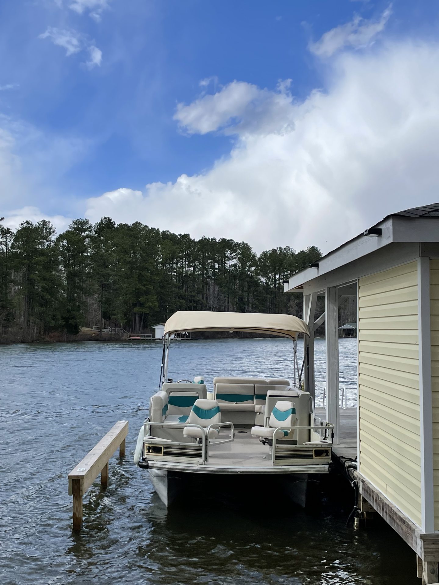 24′ VOYAGER 30 HP FISHING **SUPER GAS SAVER** DAILY BOAT RENTAL Lake