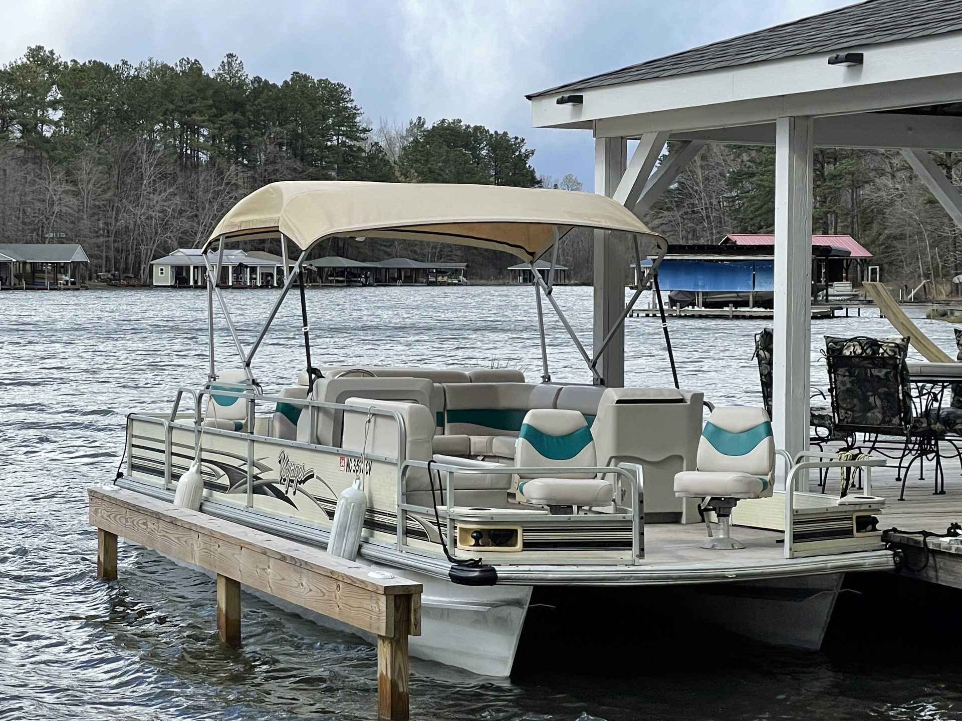 24′ VOYAGER 30 HP FISHING **SUPER GAS SAVER** DAILY BOAT RENTAL Lake