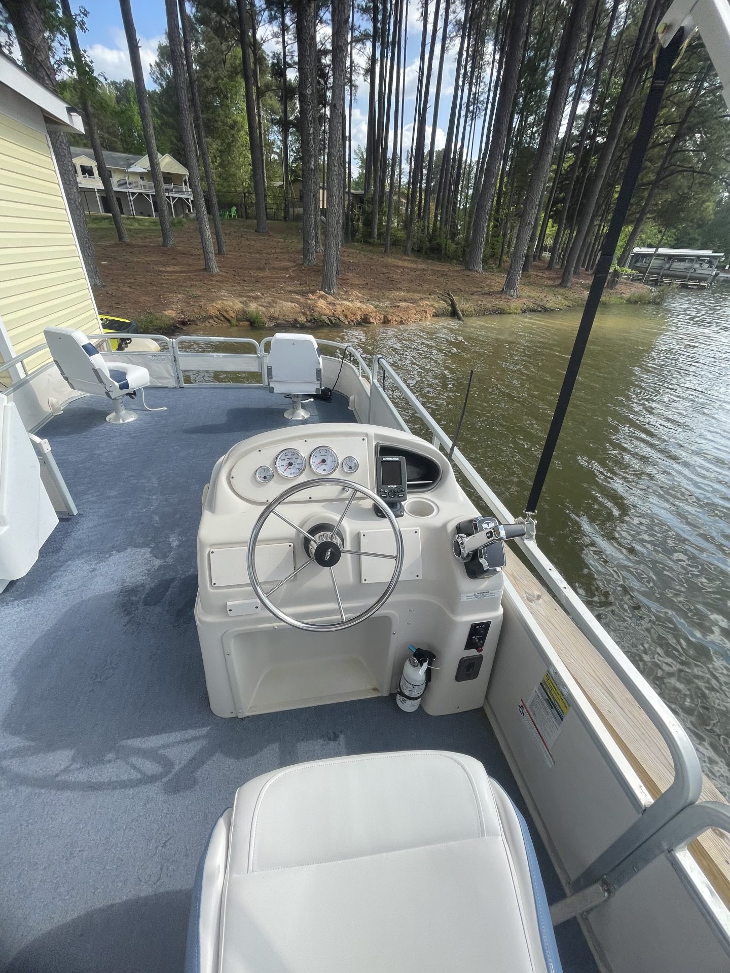 24′ EXPLORER 30HP FISHING PONTOON ** SUPER GAS SAVER** DAILY BOAT