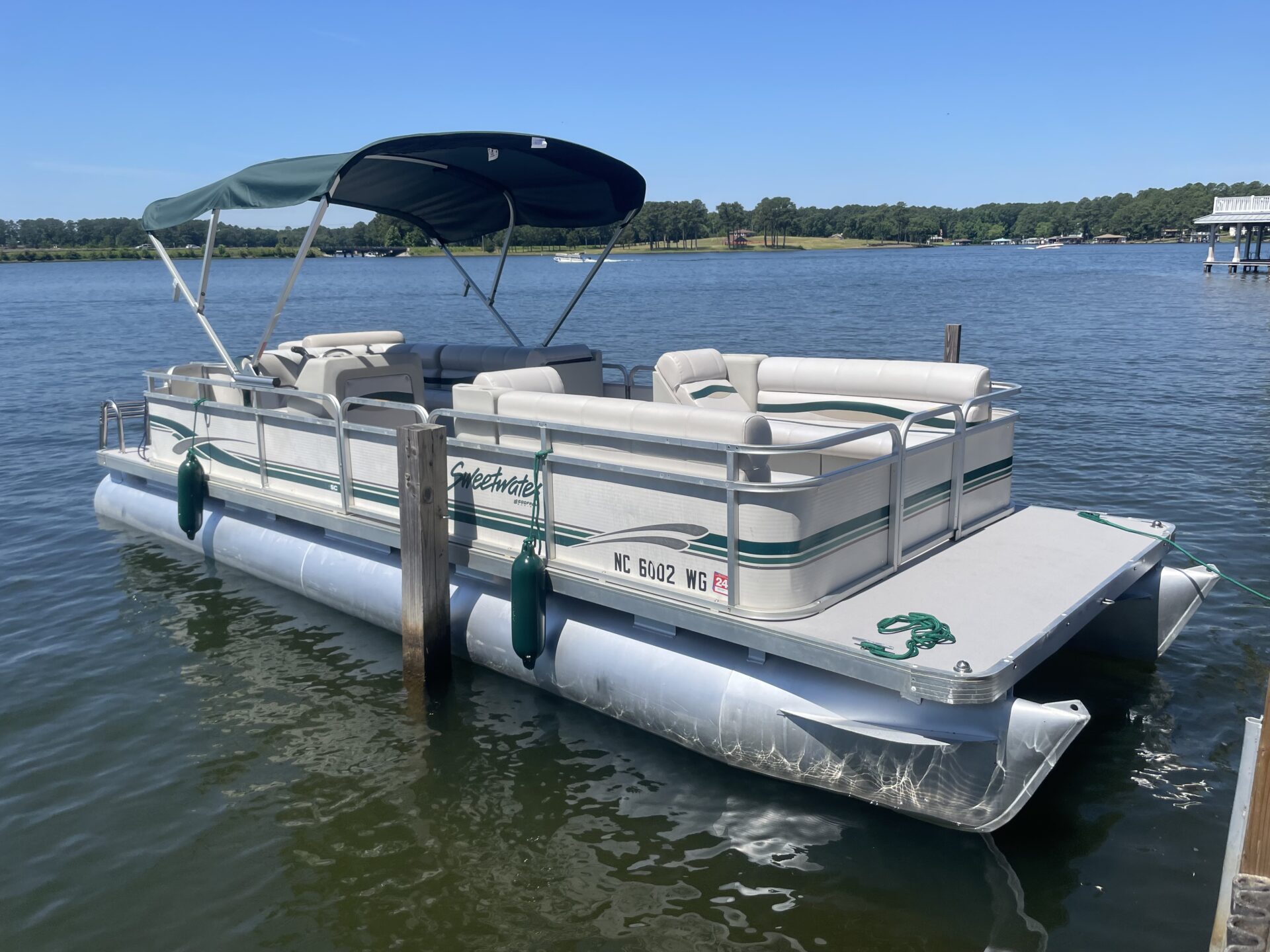 24′ SWEETWATER 60HP PONTOON **GAS SAVER** MULTI DAY BOAT RENTAL Lake