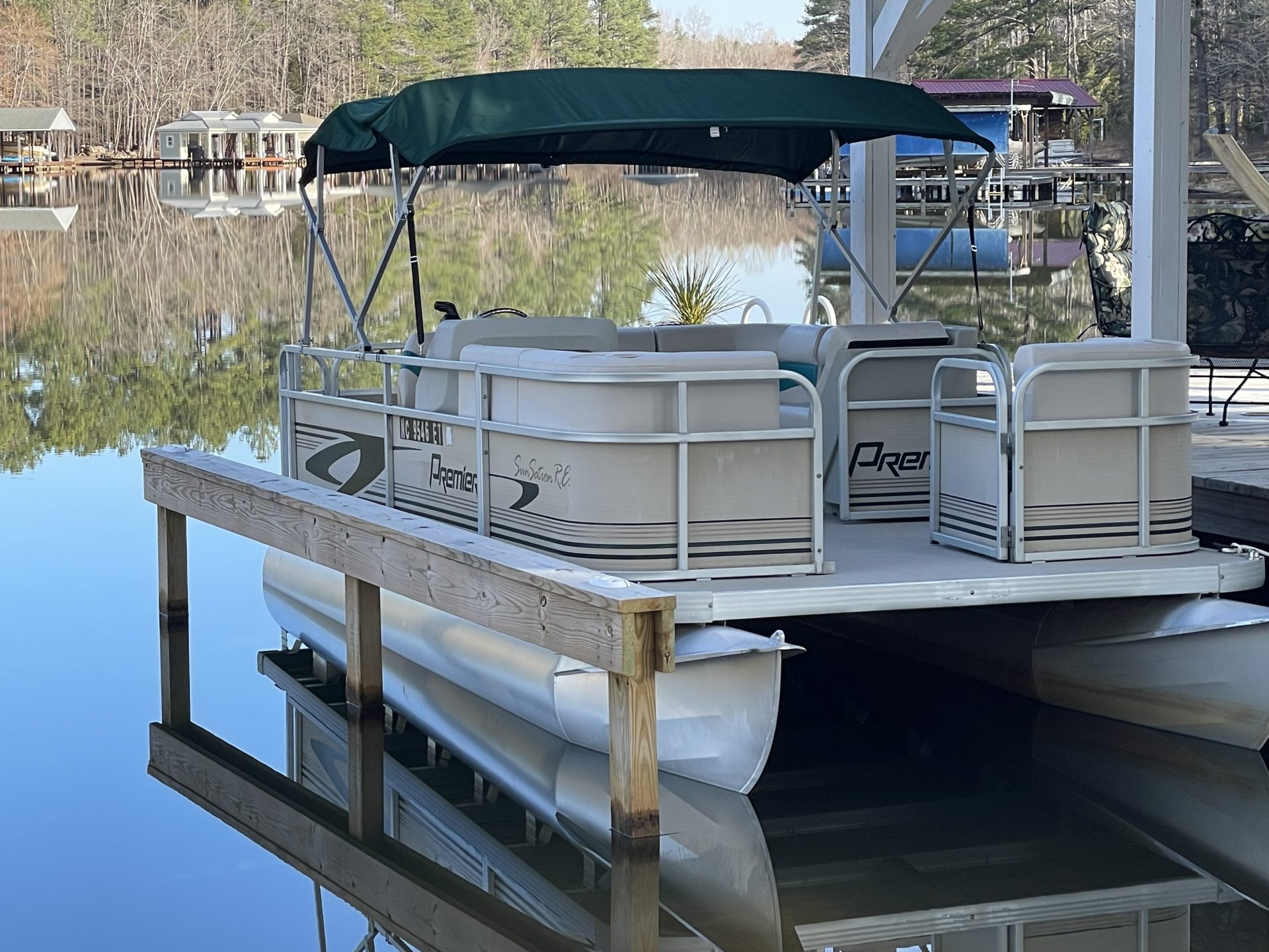 18′ PREMIER PONTOON 30HP **SUPER GAS SAVER** DAILY BOAT RENTAL Lake