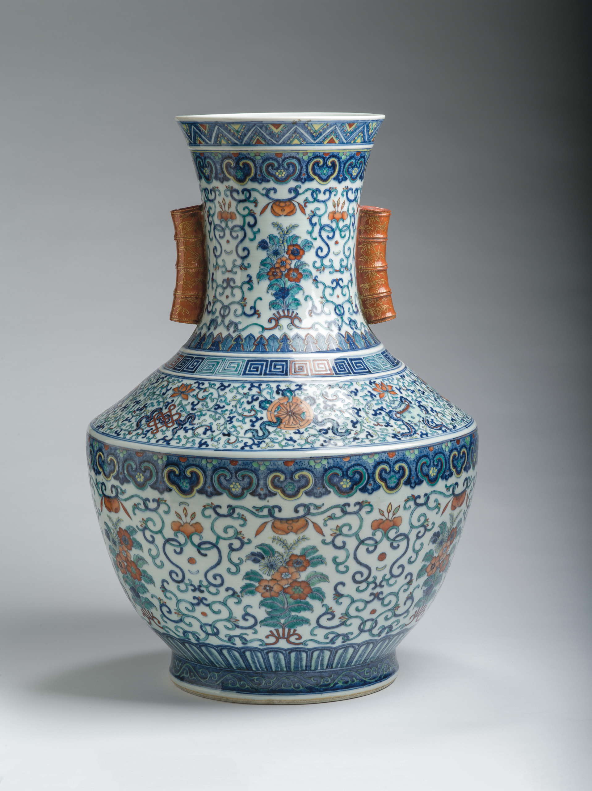 LARGE CHINESE EXPORT PORCELAIN “WUCAI” VASE, TWENTIETH CENTURY, DA QING