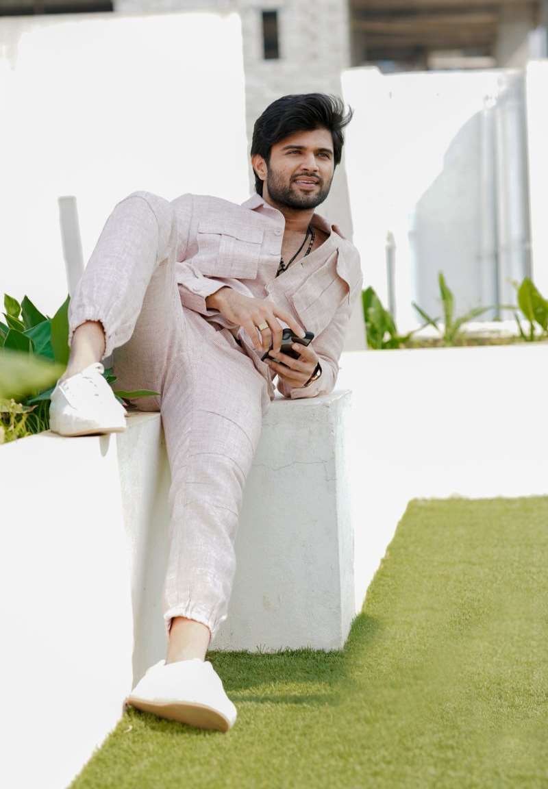 Vijay Devarakonda Birthday, Real Name, Age, Weight, Height, Family
