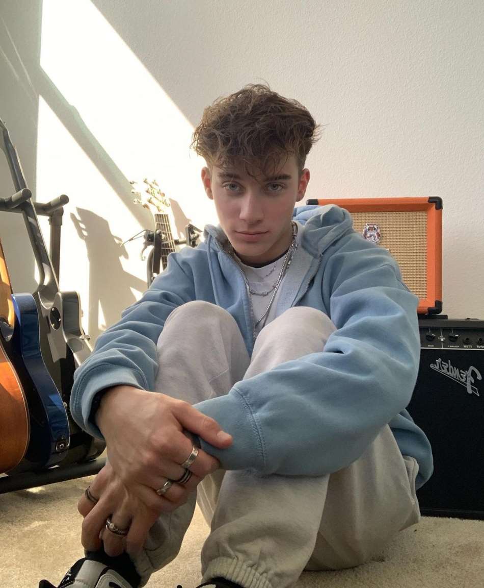 Dakota Lewis Birthday, Real Name, Age, Weight, Height, Family, Facts