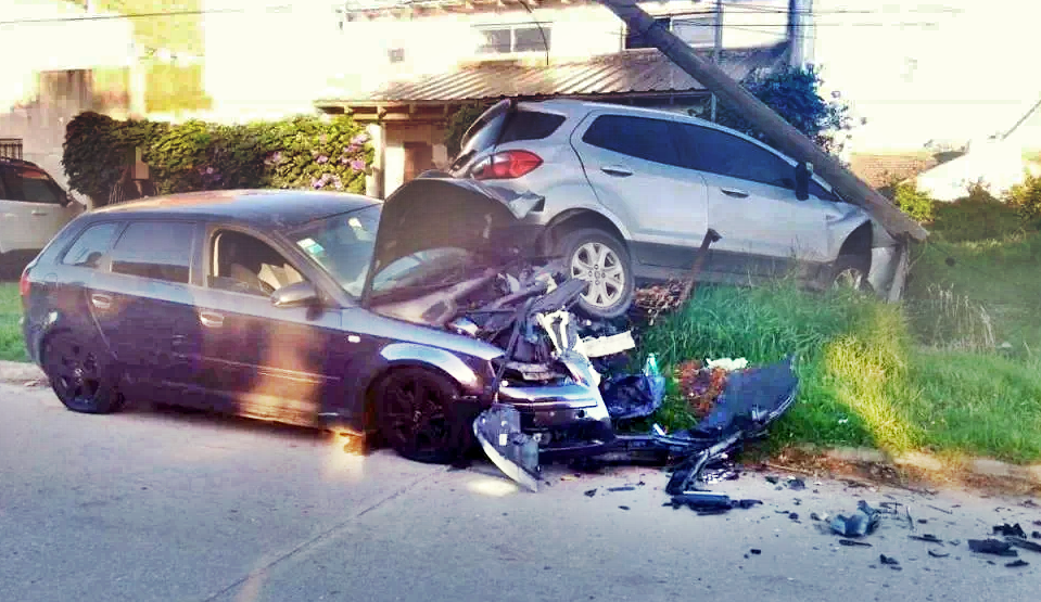 Choque Impactante En Mar Del Plata Un Vehículo Terminó Incrustado En Un Poste De Luz NoticiasMDQ