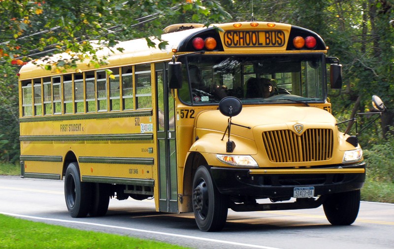 Choque entre un autobús escolar y un automóvil deja 5 estudiantes y 2 adultos lesionados Choque entre un autobús escolar y un automóvil deja 5 estudiantes y 2 adultos lesionados