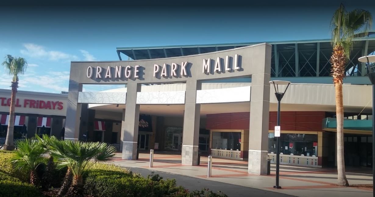 Altercado físico entre varios adolescentes en el Orange Park Mall creó