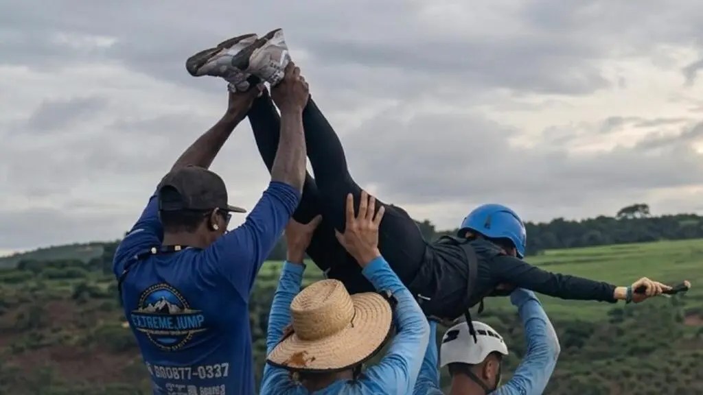 TRAGEDIA EN BRASIL: UNA JOVEN MUERE AL SER LANZADA AL VACIO EN BUNGEE SIN PROTECCIÓN TRAGEDIA EN BRASIL: UNA JOVEN MUERE AL SER LANZADA AL VACIO EN BUNGEE SIN PROTECCIÓN