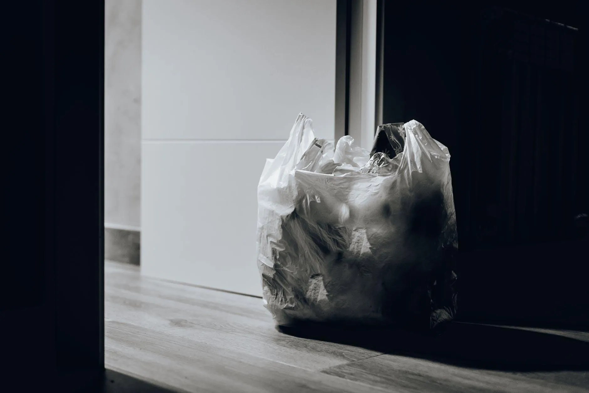 decluttering mentale e materiale: sacchetti di plastica