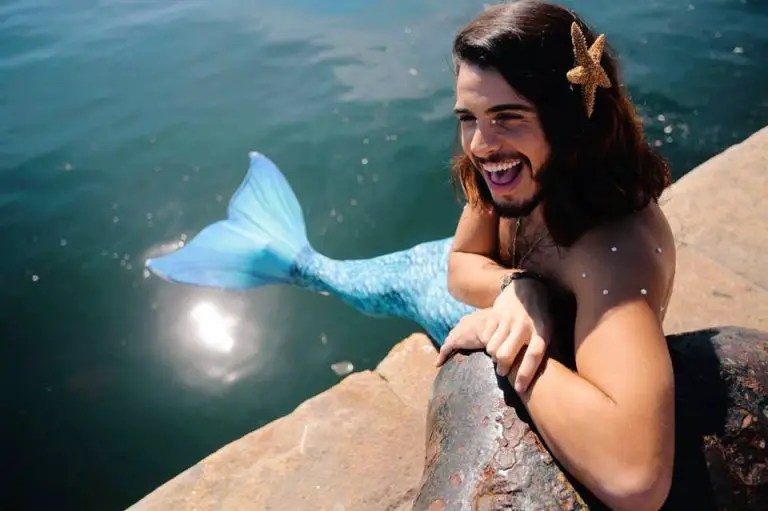 Este joven de 22 años esta logrando su sueño de convertirse en sirena