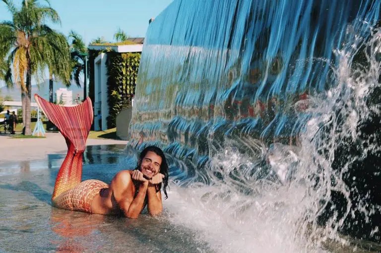 Este joven de 22 años esta logrando su sueño de convertirse en sirena