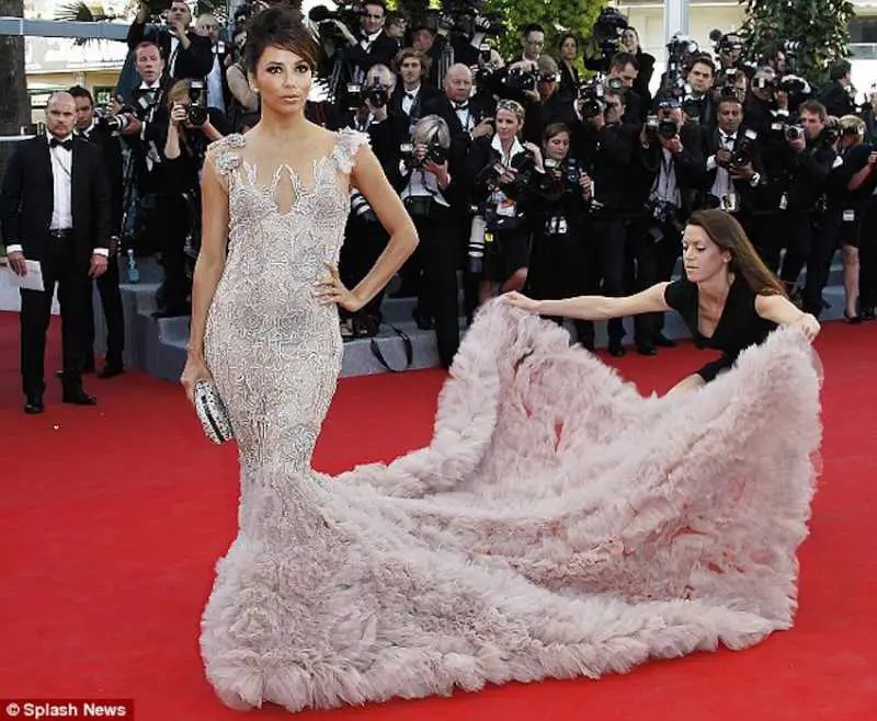 10 Trucos que usan los famosos DEBAJO de sus vestidos de alfombra roja