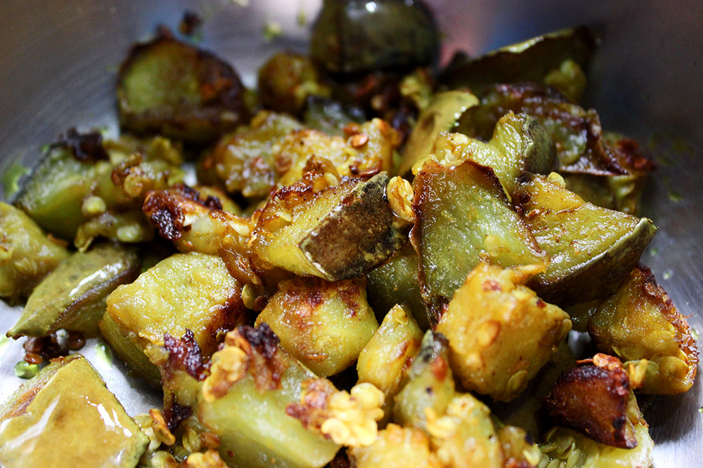 Begun die Peyanjkoli Bhaja/Stir fried Onion flower stalks with Eggplant