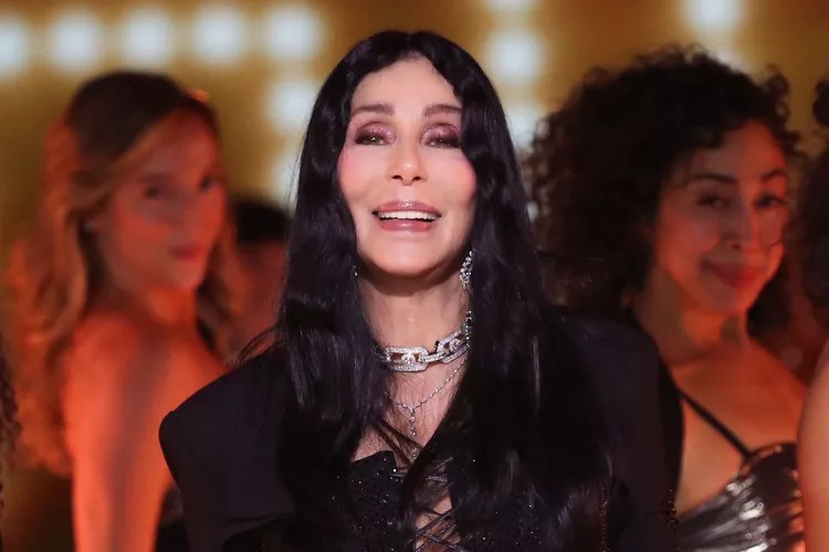 At 78, Cher dazzled at the SNL 50th Anniversary Concert, rocking a form