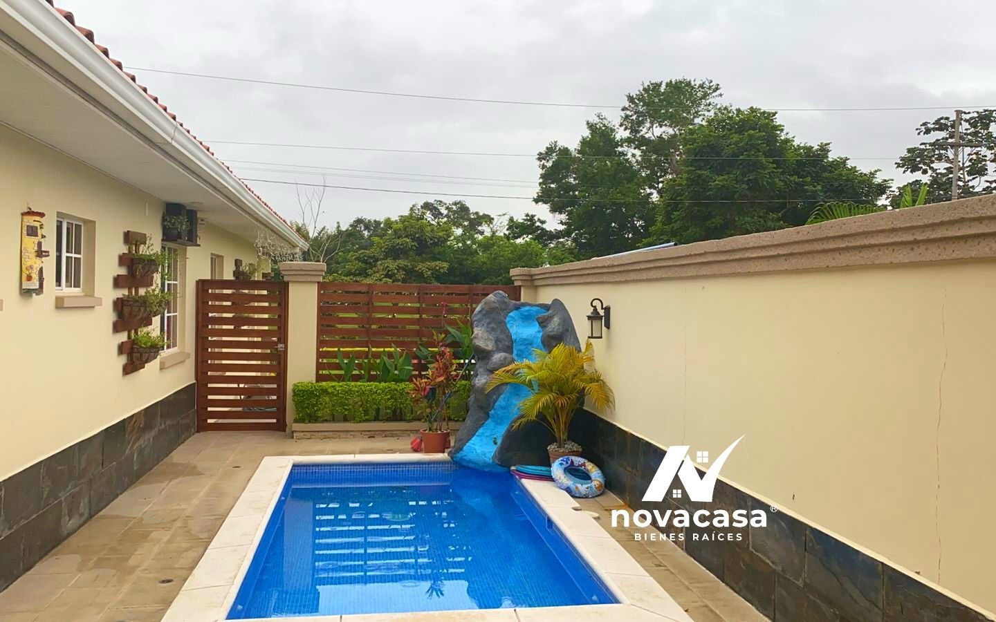 Casa con Piscina en Residencial Paseo Las Fuentes Nova Casa Bienes Raíces