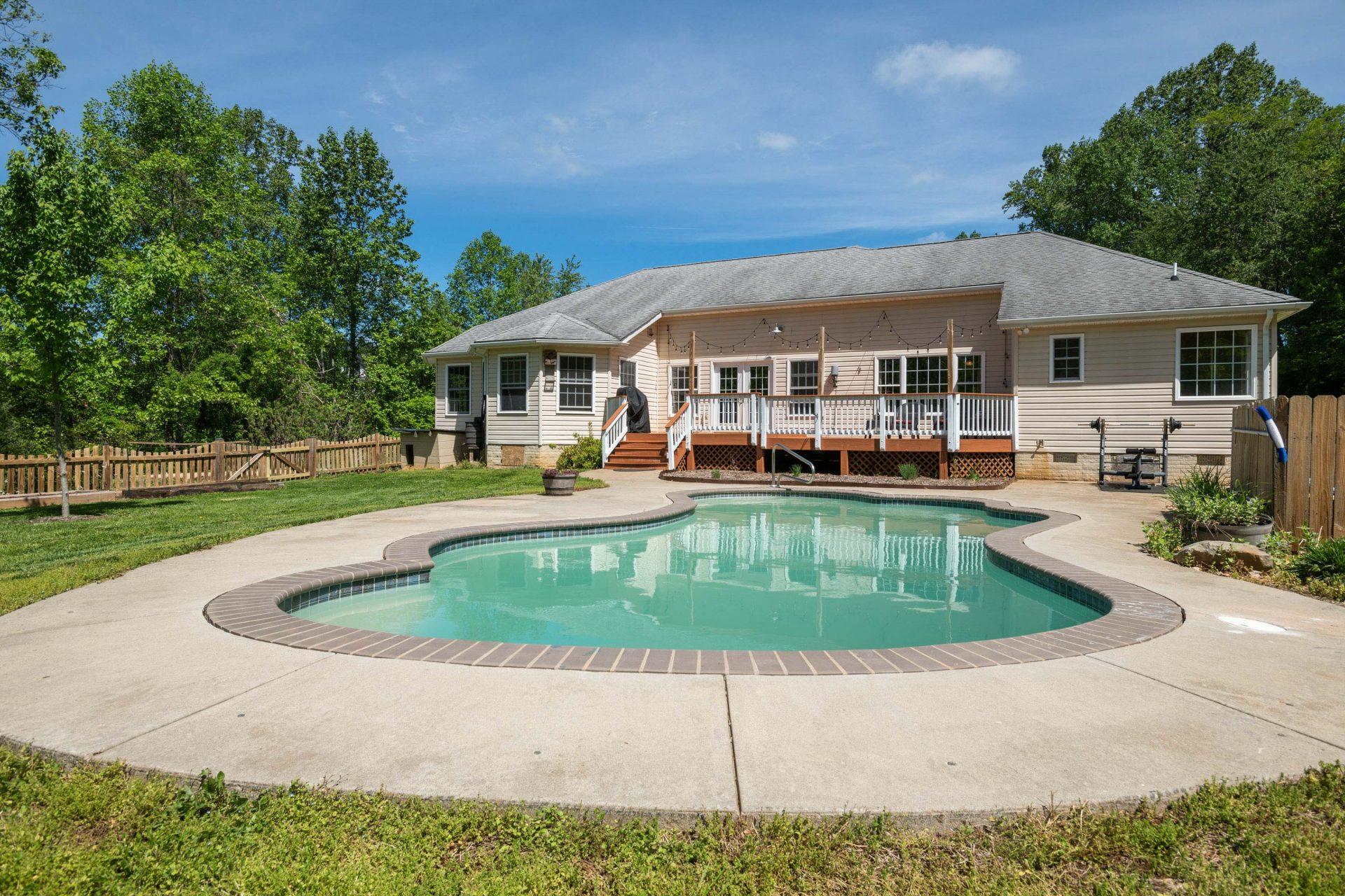 8018 LEEDS MANOR RD, MARSHALL, VA 20115