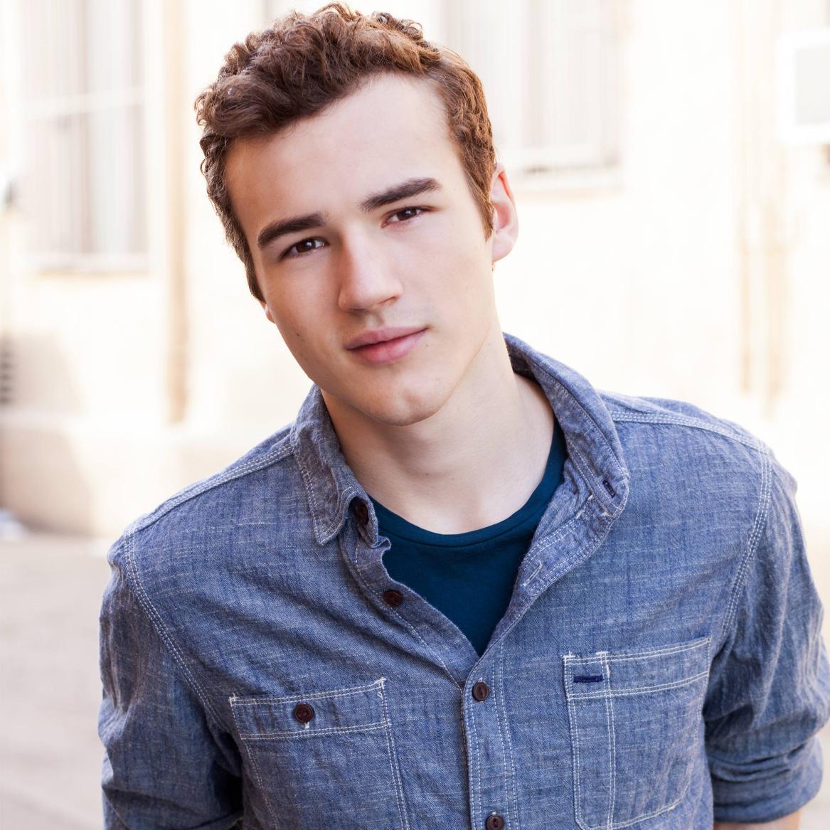 ‘Faking It’ star Parker Mack talks Felix, his character on