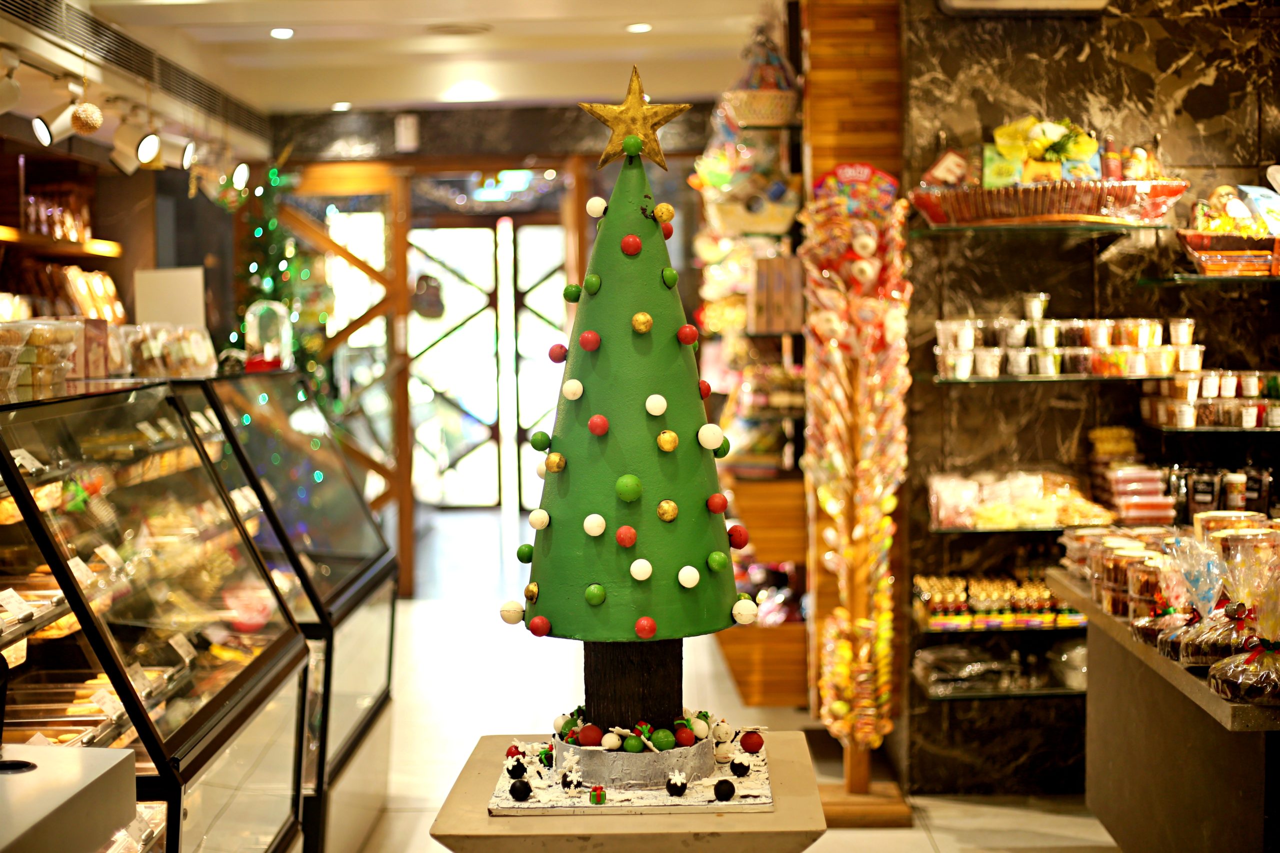 WADHWA BAKERS INSTALLS A 50 KILO CHOCOLATE CHRISTMAS TREE IN LUCKNOW