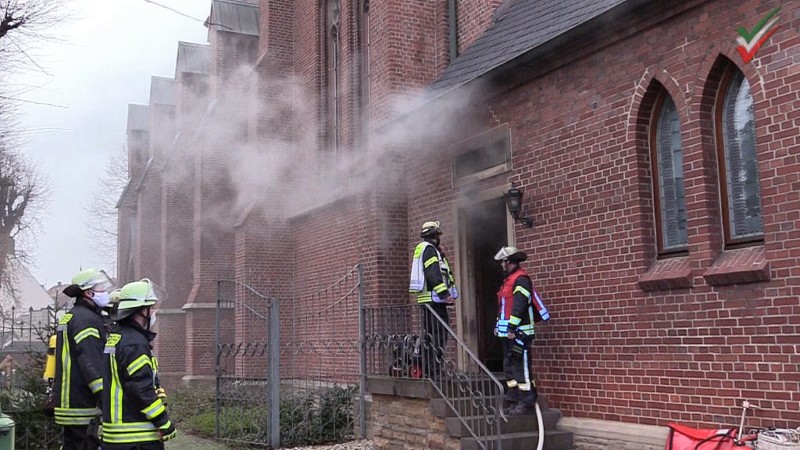 [Weihnachtskrippe] Feuer in St. BonifatiusKirche starke Rauchentwicklung aus Fenstern und