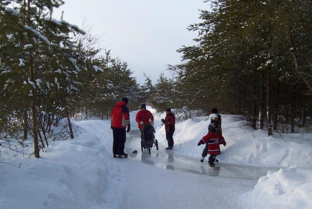 Une patinoire longue de 12 kilomètres en pleine forêt au Québec fait fureur