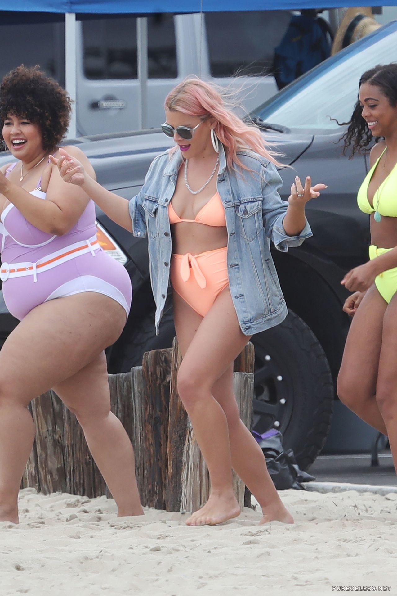 Busy Philipps In Pink Bikini During Her New Show On E