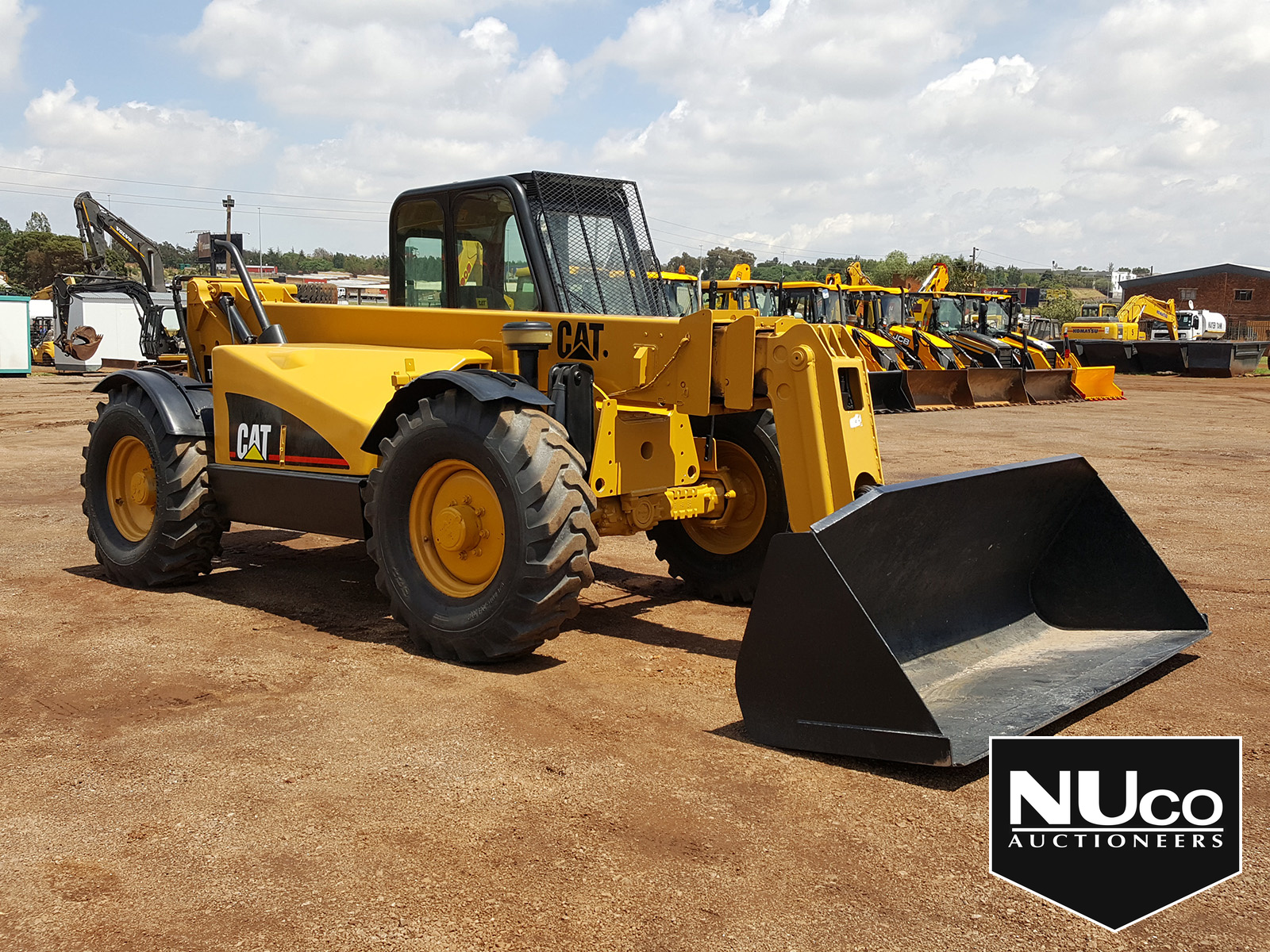 CAT TH83 TELEHANDLER WITH BUCKET NUco Auctioneers