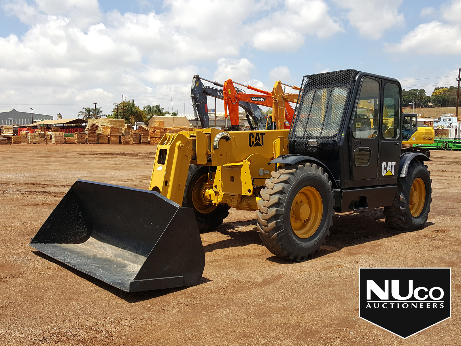 CAT TH83 TELEHANDLER WITH BUCKET NUco Auctioneers