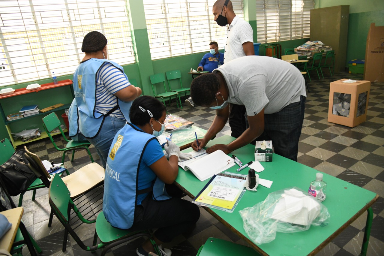 (VIDEO) Se va la luz en medio de conteo de votos en Escuela Martin