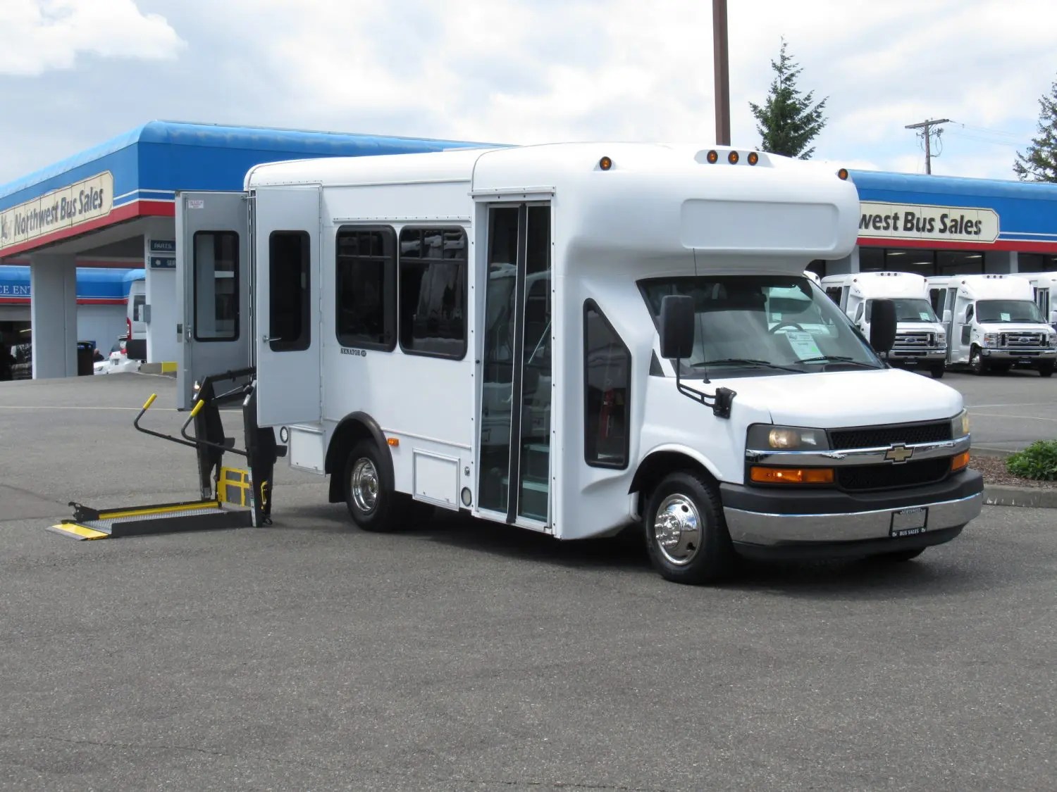 2008 Chevy Startrans 8 Passenger + 2 Wheelchair Shuttle Bus S20508