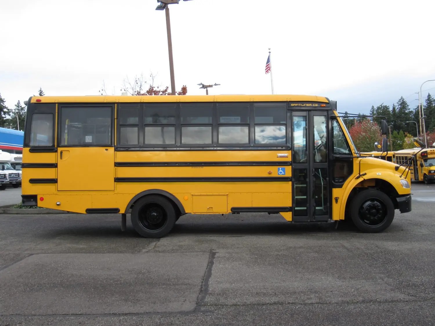 2009 Thomas SafTLiner C2 18 Passenger ADA Short School Bus B75833