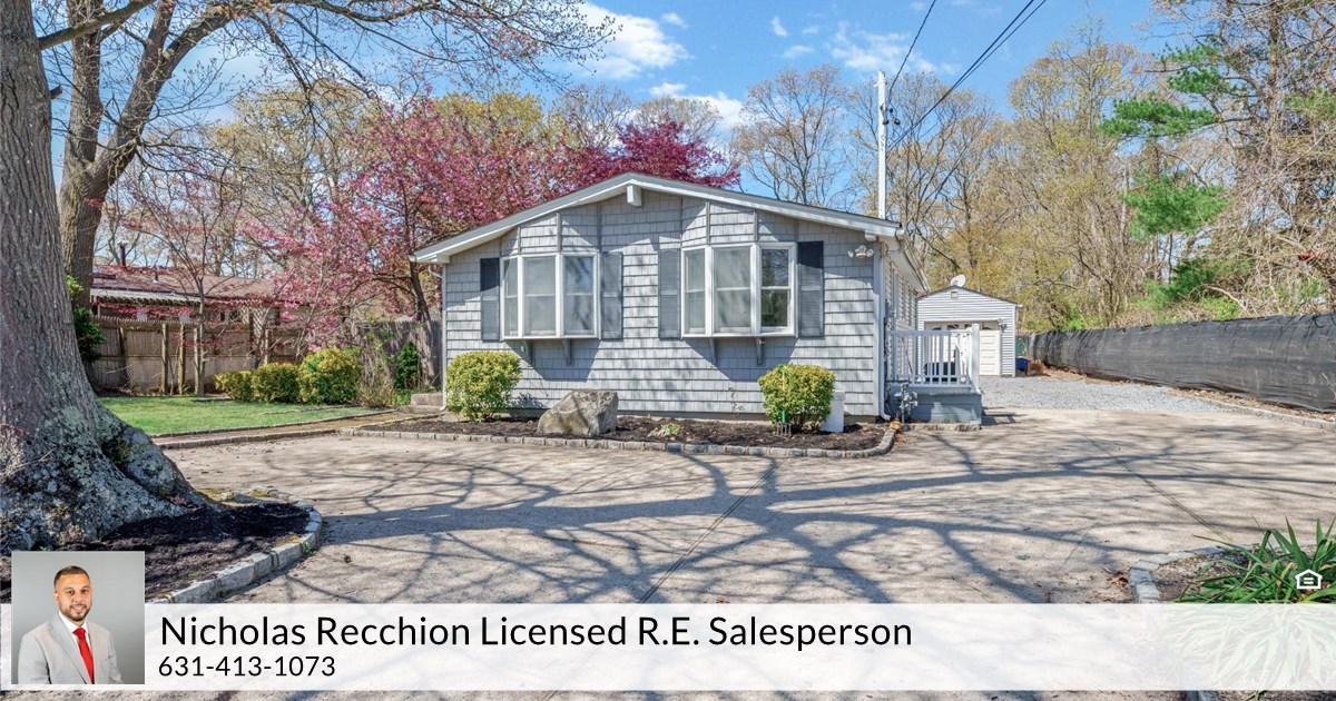 65 Division St, Holtsville, NY 11742