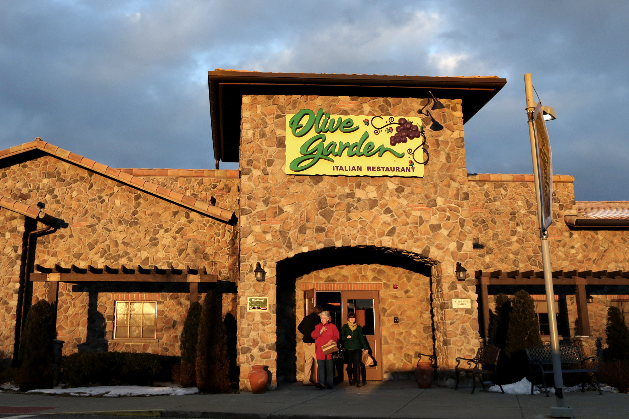 Olive Garden owners deflect breadstick charge attacks