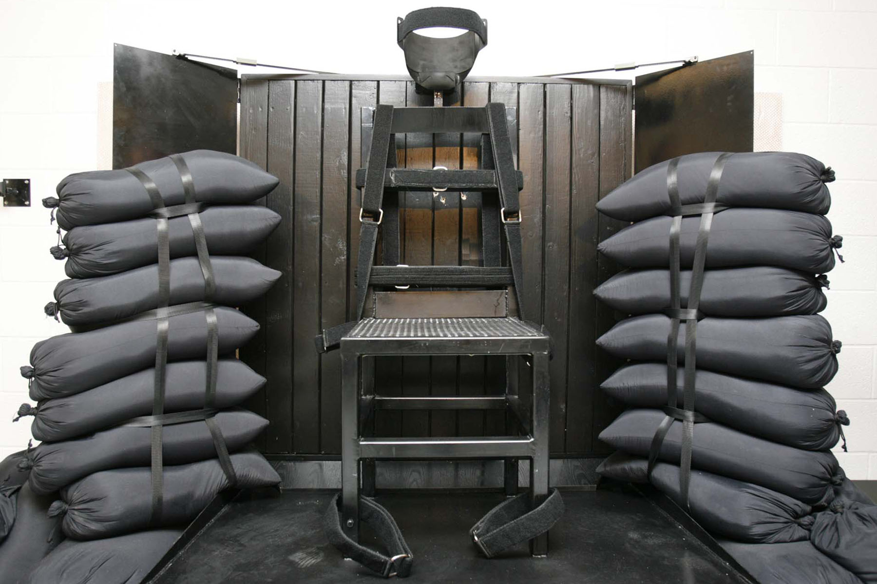 States eye return to firing squads, electric chairs