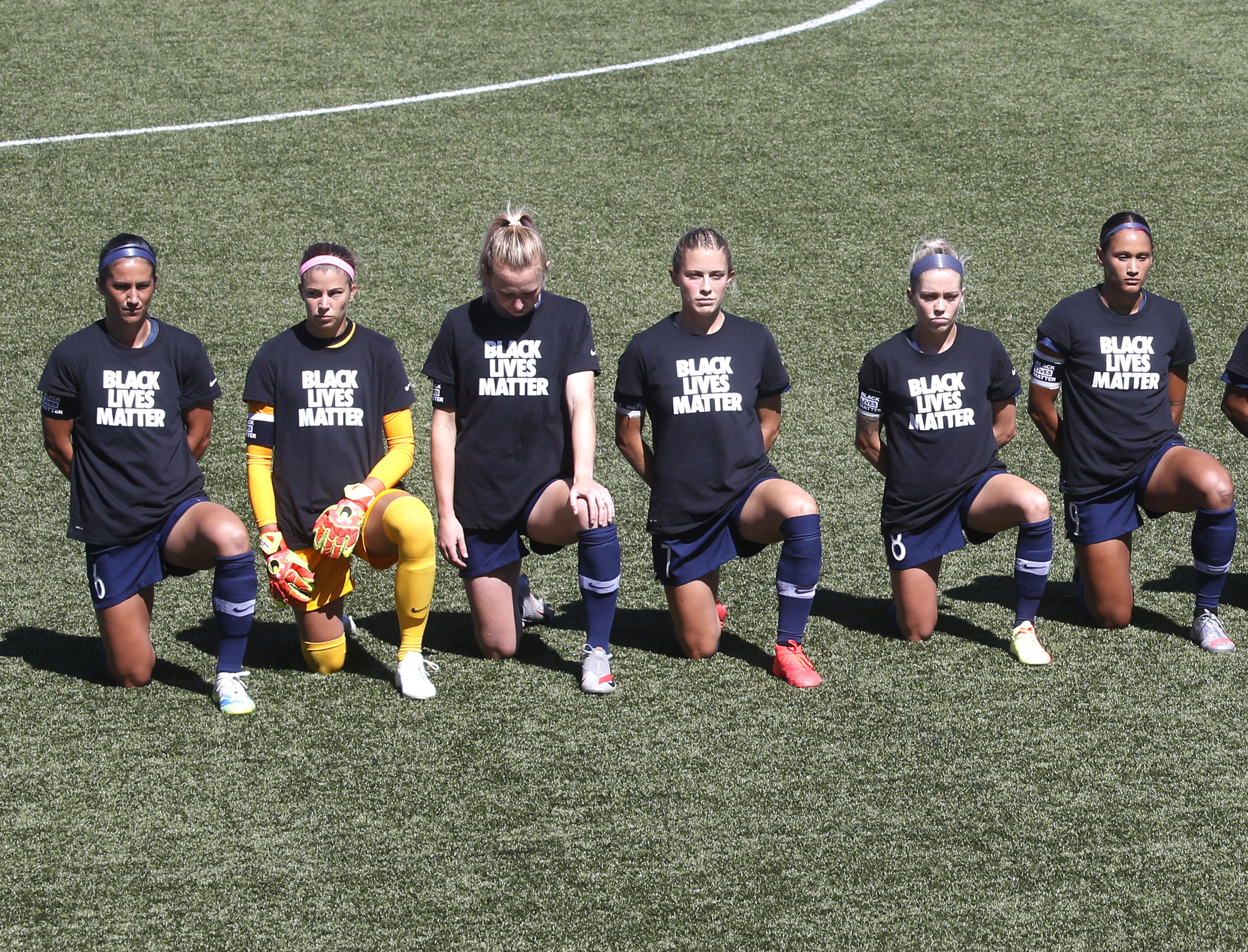 NWSL teams kneel during national anthem