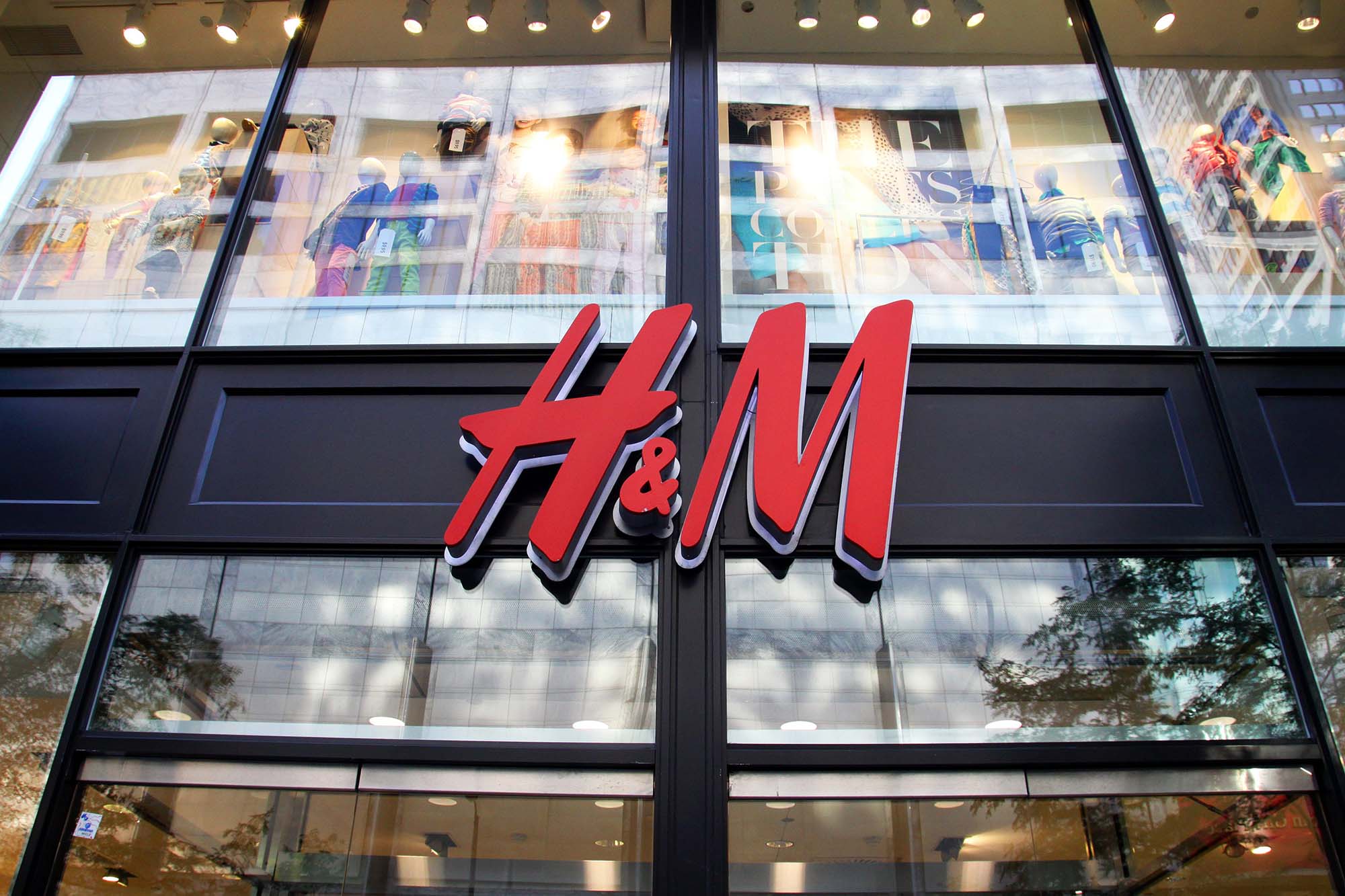 H&M to close hundreds of stores in 2021 as COVID19 hits sales