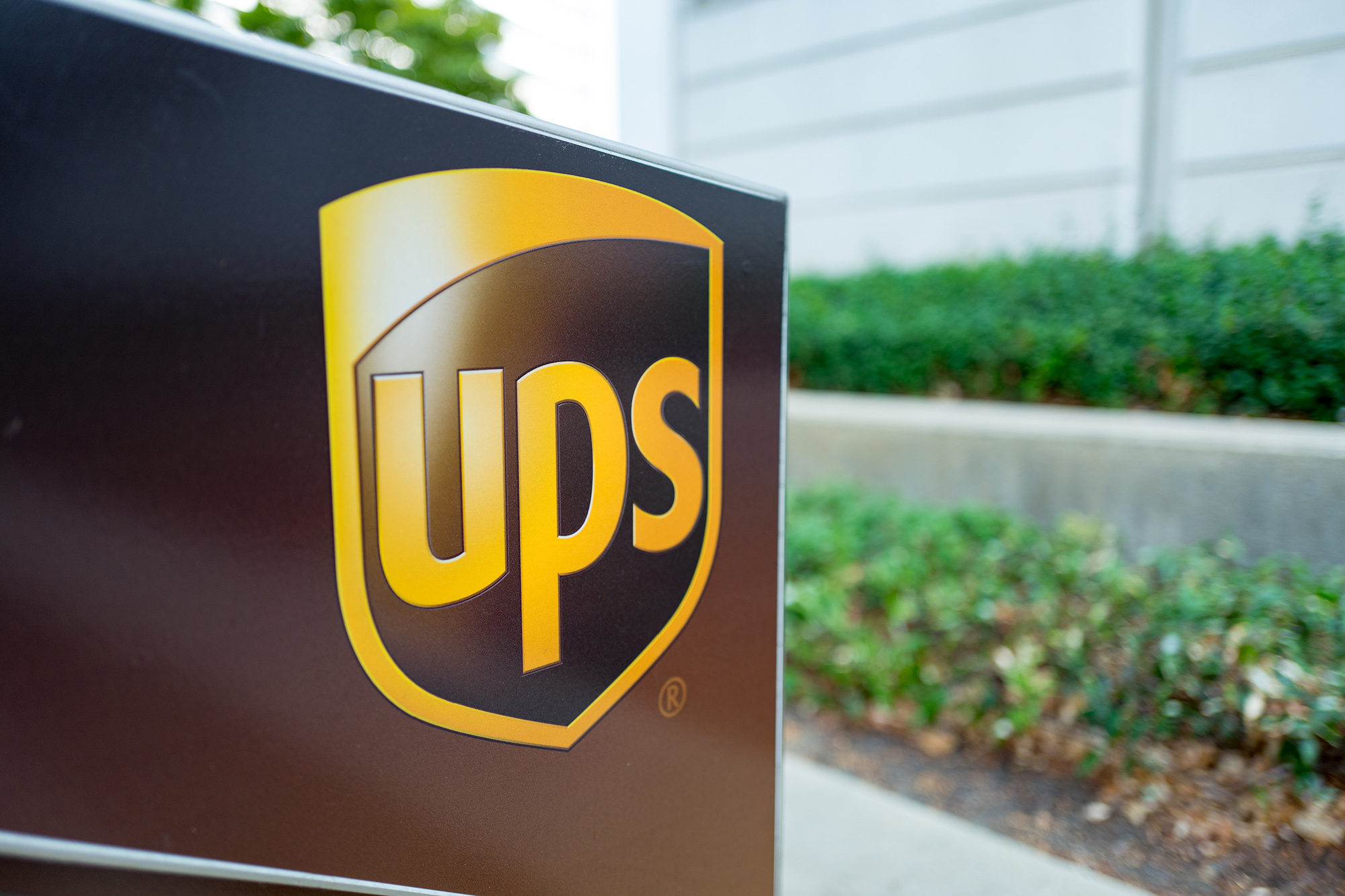 UPS ends beard ban in move to loosen worker appearance rules