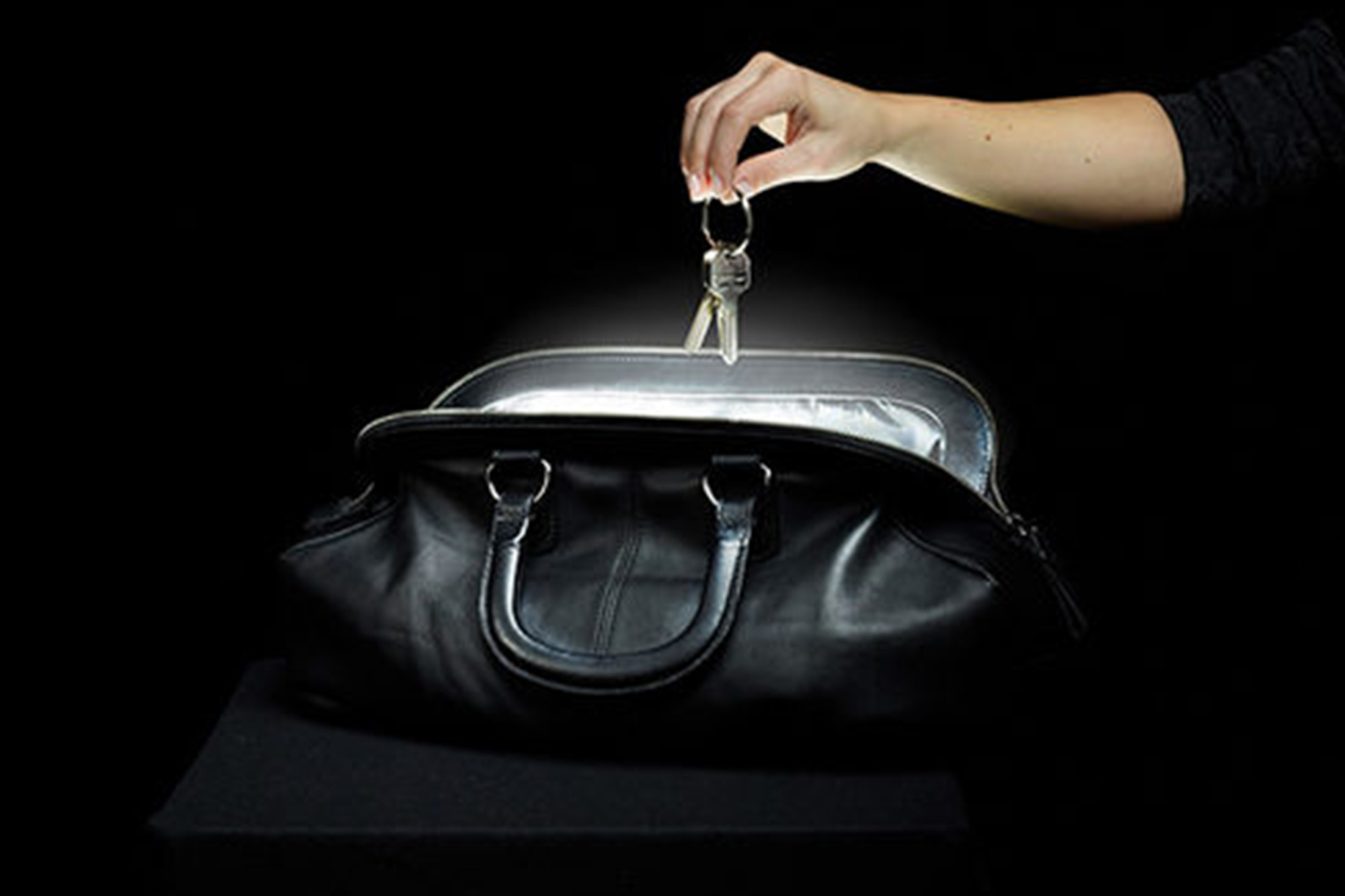 Save time searching your purse with this mini purse light