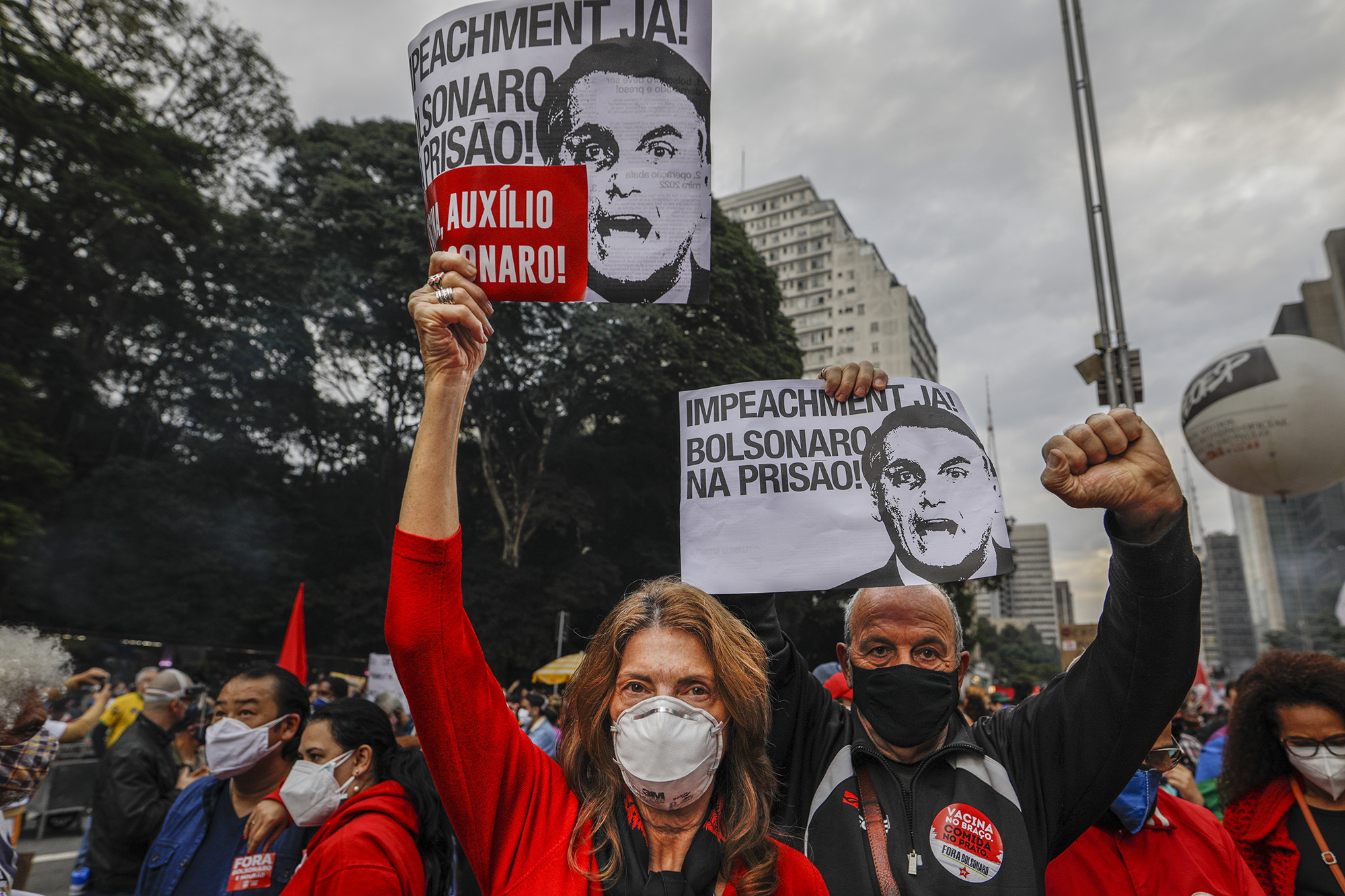 As Brazil tops COVID 500K deaths, protests rage against Bolsonaro