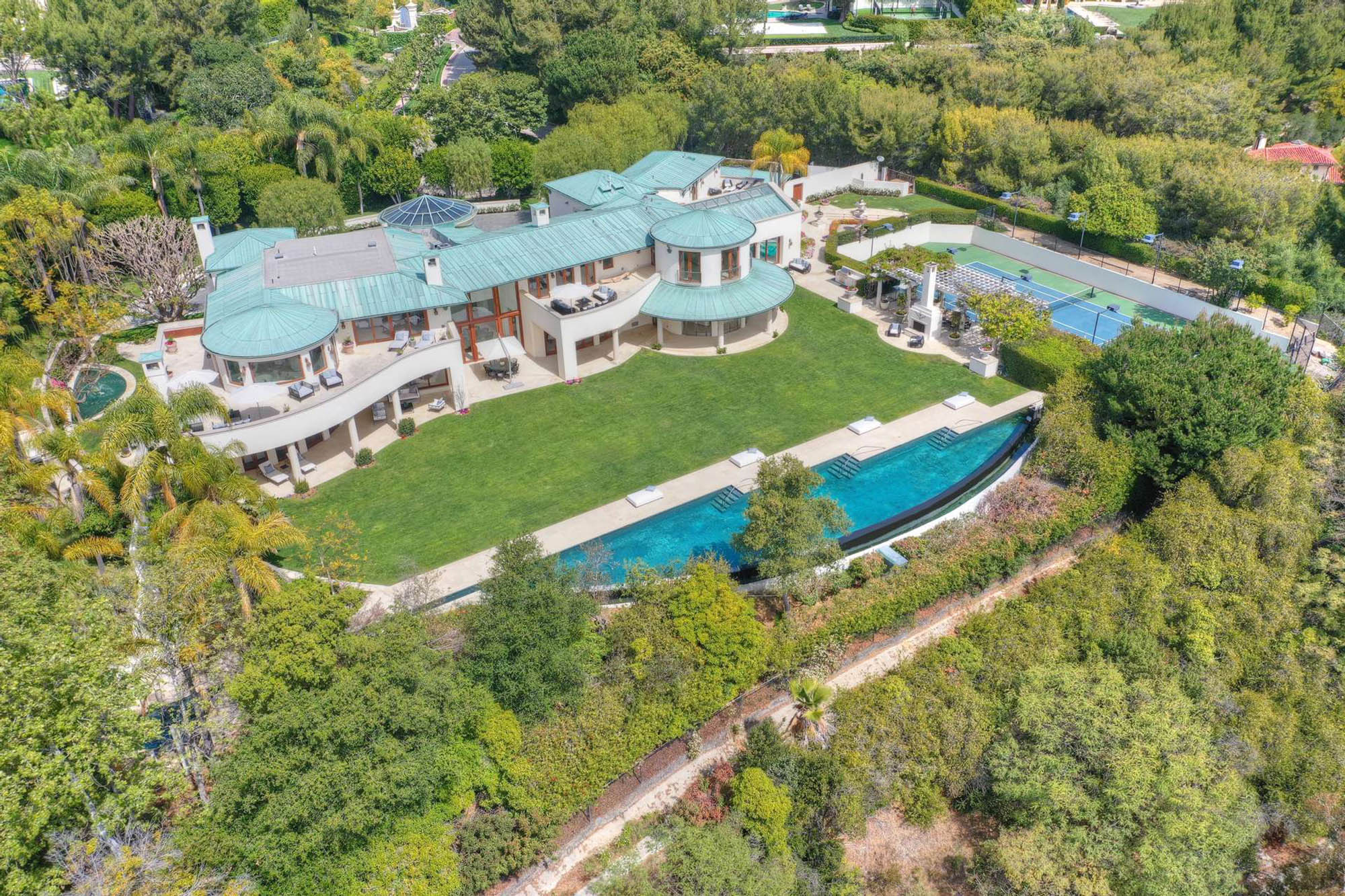 Sumner Redstone’s Beverly Hills mansion sells for 27 million