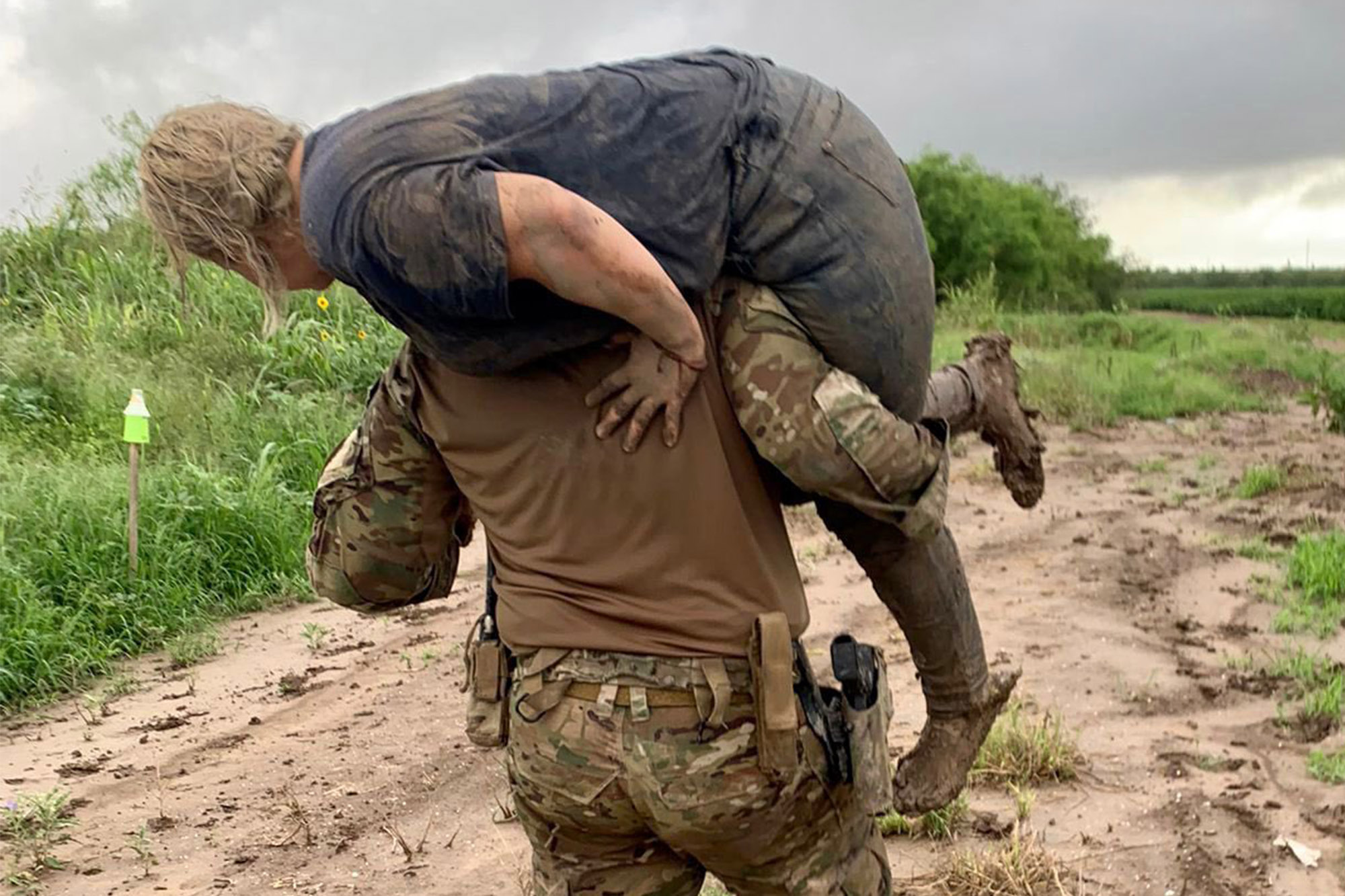 Hero border agent carries injured migrant to safety
