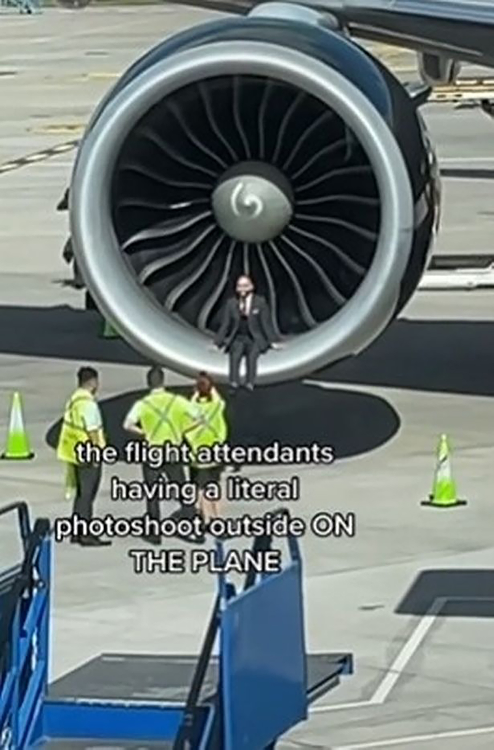 Woman slams flight crew photo shoot while on delayed plane