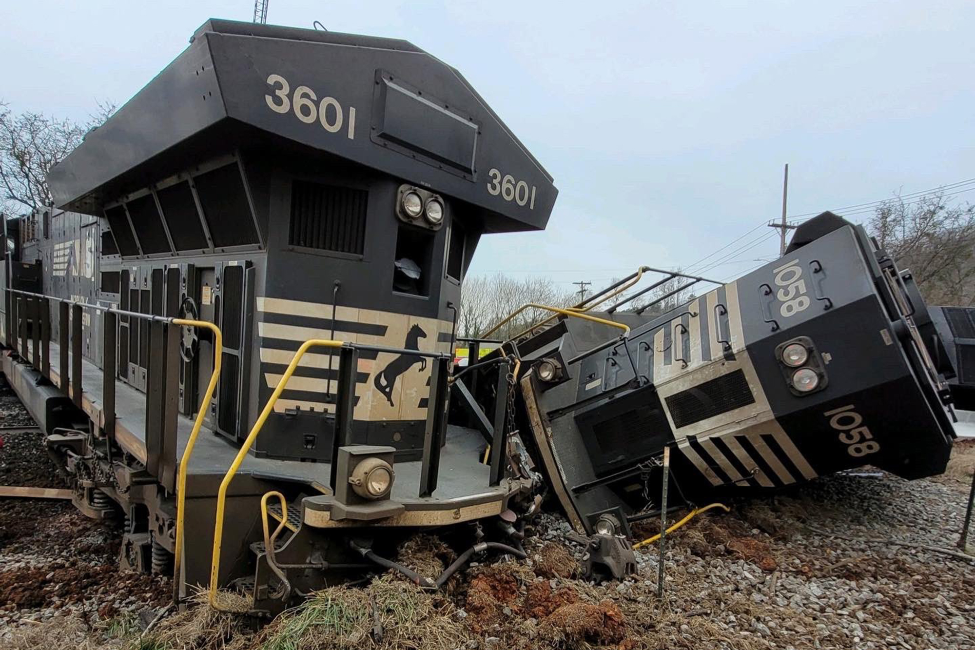Train derails in Tennessee after crashing into truck video