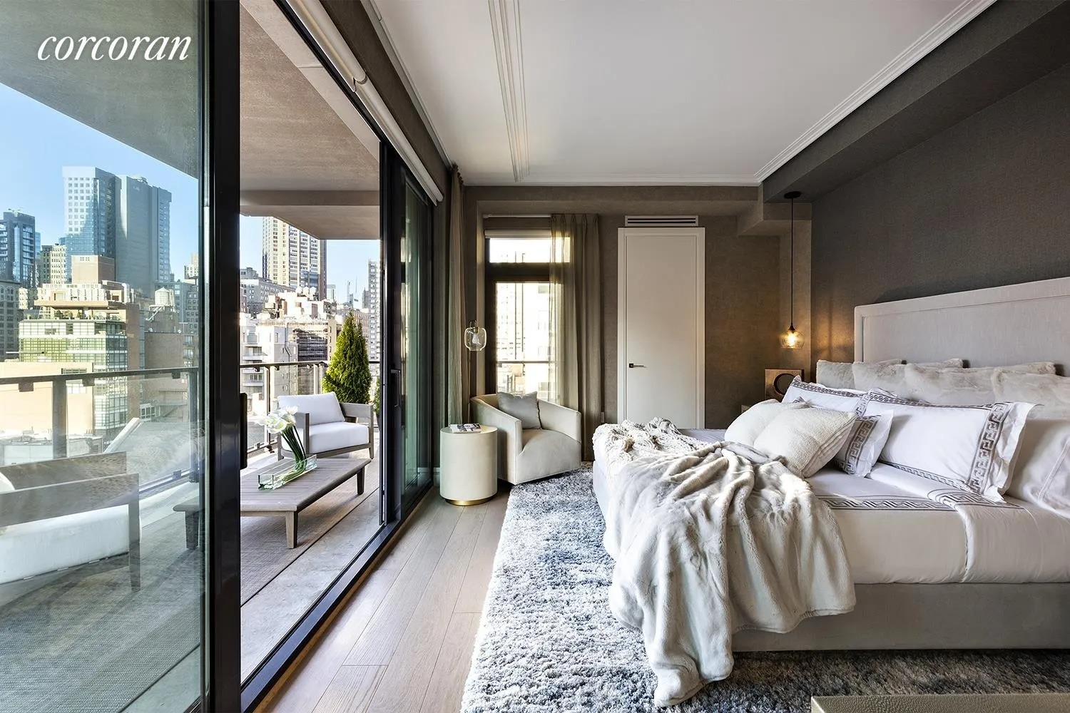 Exclusive 'Summer House' See Carl Radke, Lindsay Hubbard's NYC apartment