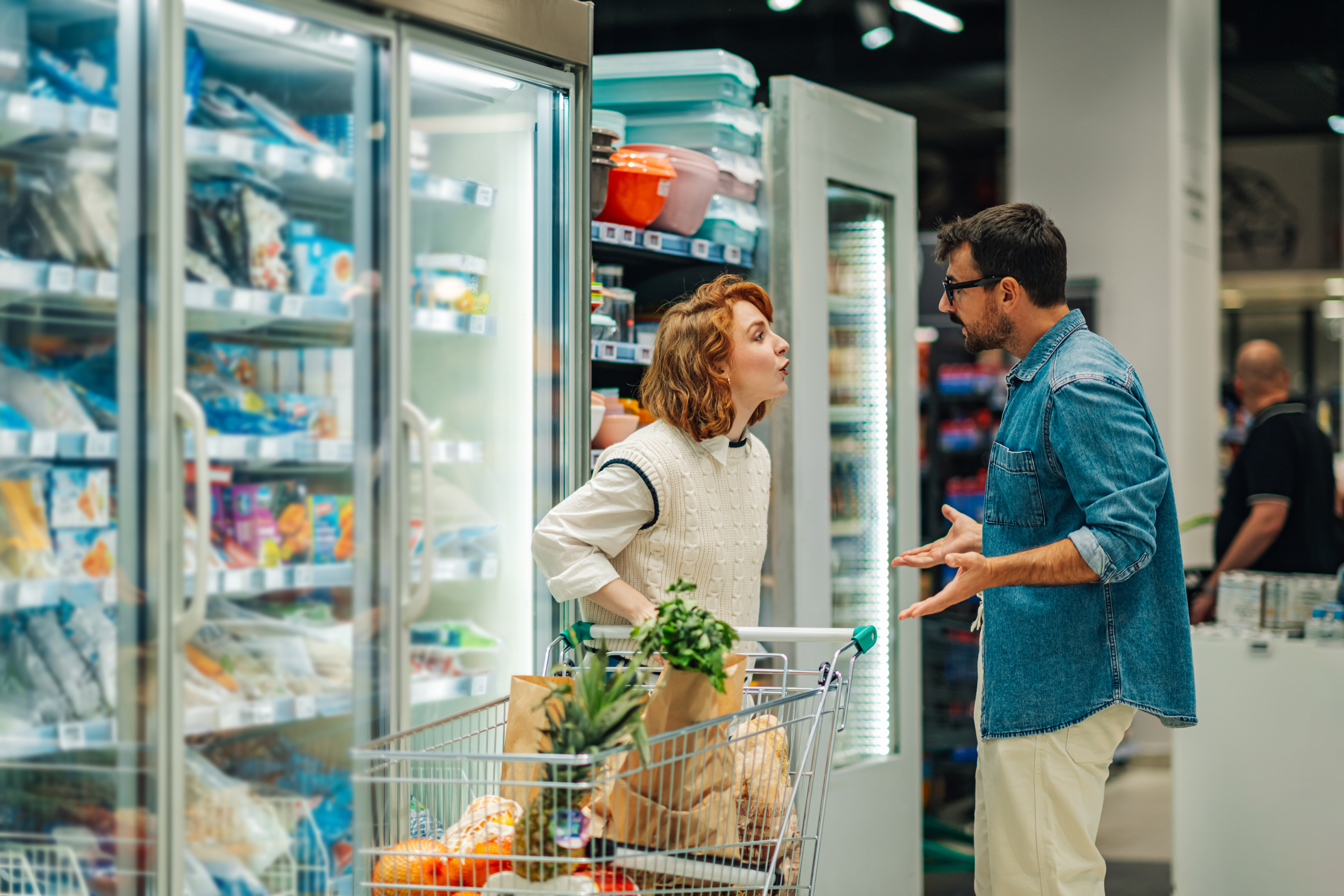 Dear Abby: My boyfriend scolds me in public — and makes me apologize to strangers